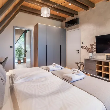 Cozy Forest Hill Chalet *