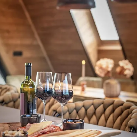 Cozy Forest Hill Chalet *