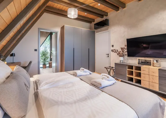 Cozy Forest Hill Chalet *